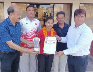 योग खिलाड़ी मेघा को क्रीड़ा अधिकारी ने किया सम्मानित