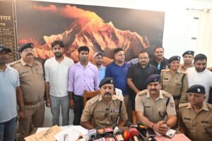 गंगा घाट से चोरी हुई चार माह की मासूम को पुलिस ने किया सकुशल बरामद बच्चा चोरी करने वाले दंपत्ति व कथित बाबा गिरफ्तार