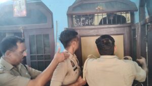 खुद को घर में बंद कर आग लगाने वाले युवक को फायर ब्रिगेड कर्मियों ने सकुशल बचाया