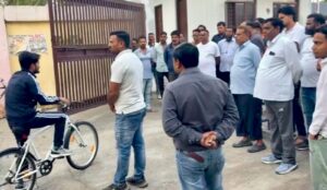 कूड़ा उठान में समयबद्धता का ध्यान रखें: नगरायुक्त -नगरायुक्त ने साइकिल पर भ्रमण कर लिया शहर की सफाई व्यवस्था का जायजा