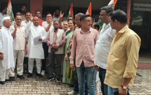 सरकारी अस्पतालों मे व्यवस्था सुधारने की मांग को लेकर कांग्रेसियों का प्रदर्शन