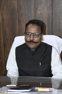 मानसून सत्र में बिना अनुमति मुख्यालय छोड़ने पर अधिशासी अभियंता से स्पष्टीकरण,  सेवा पुस्तिका में प्रतिकूल प्रविष्टि हेतु शासन को पत्र