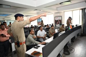 कांवड़ यात्रा की व्यवस्थाओं का जायजा लेने सीसीआर कंट्रोल रूम पहुंचे जिलाधिकारी आगामी तीन दिनों के लिए विशेष सतर्कता बरतने तथा प्रभावी भीड़ प्रबंधन के दिए निर्देश