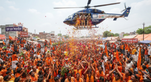 ’कमिश्नर एवं डीआईजी ने की हेलीकॉप्टर से कांवड़ियों पर पुष्प वर्षा’ ’फूल बरसे तो देवों के देव ष्महादेवष् के नारों से गुंजायमान हुआ जनपद’